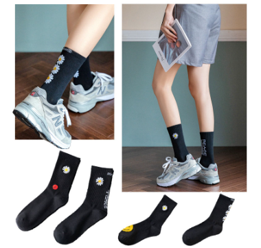 Ins Retro Style Women Crew Socks New Trend Daisy Flowers Print Black Couple Socks High Quality Fashion Cotton Novelty Socks
