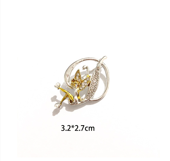 Luxury Crystal Angel Letter Brooch Women Men Rhinestones A To Z Elf Initials Collar Pins Party Gifts Jewelry D