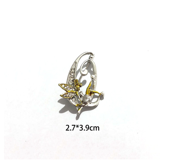 Luxury Crystal Angel Letter Brooch Women Men Rhinestones A To Z Elf Initials Collar Pins Party Gifts Jewelry Q